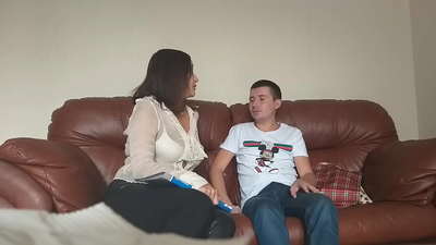 Ua hoʻopaʻa ʻia ka haumāna hilahila i ke kumu maʻaʻole (Milf Alina Tumanova)